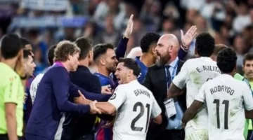 الكلاسيكو يشهد 6 بطاقات صفراء وطرد لاعب ريال مدريد بعد اشتباك مع برشلونة